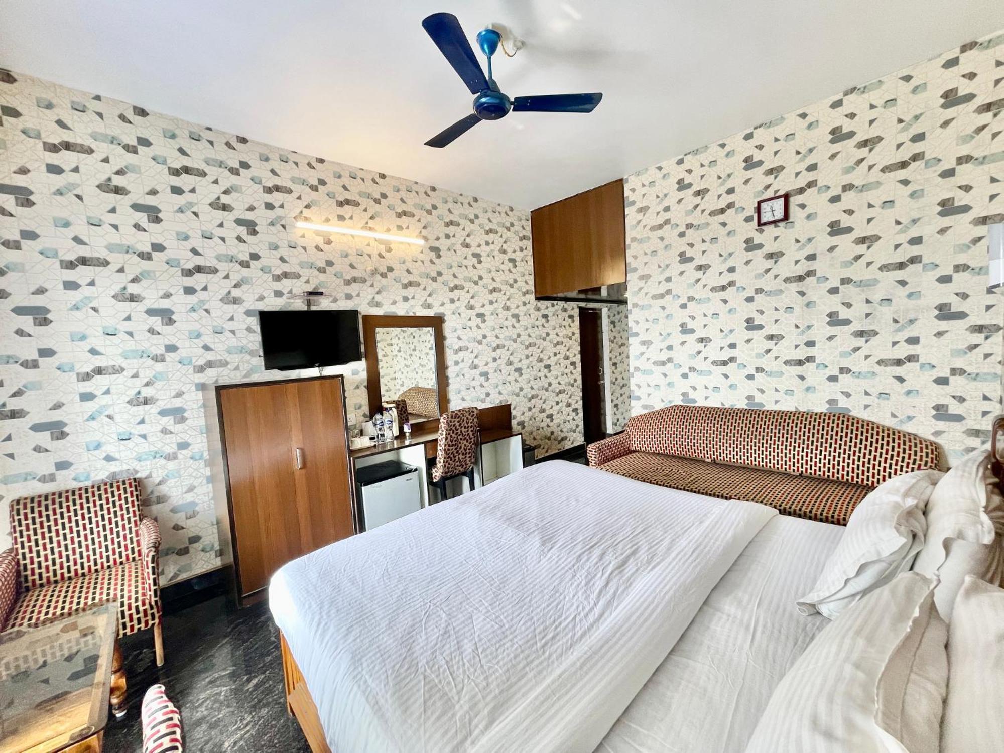 Hotel V-I Near Sea , Puri Private-Park -Gym-Spa Fully-Airconditioned-Hotel Lift-And-Parking-Facilities Breakfast-Included Exteriör bild