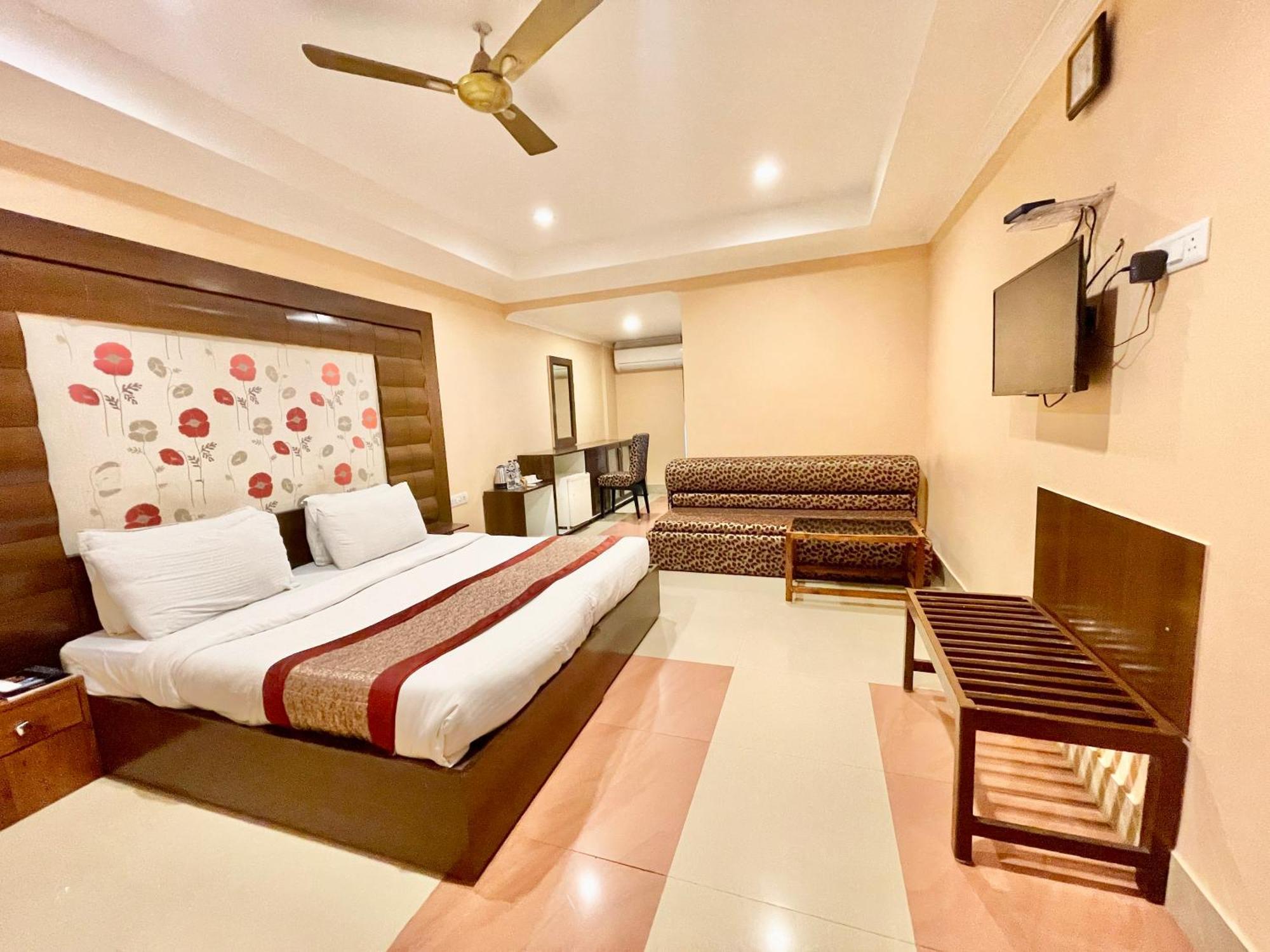 Hotel V-I Near Sea , Puri Private-Park -Gym-Spa Fully-Airconditioned-Hotel Lift-And-Parking-Facilities Breakfast-Included Exteriör bild