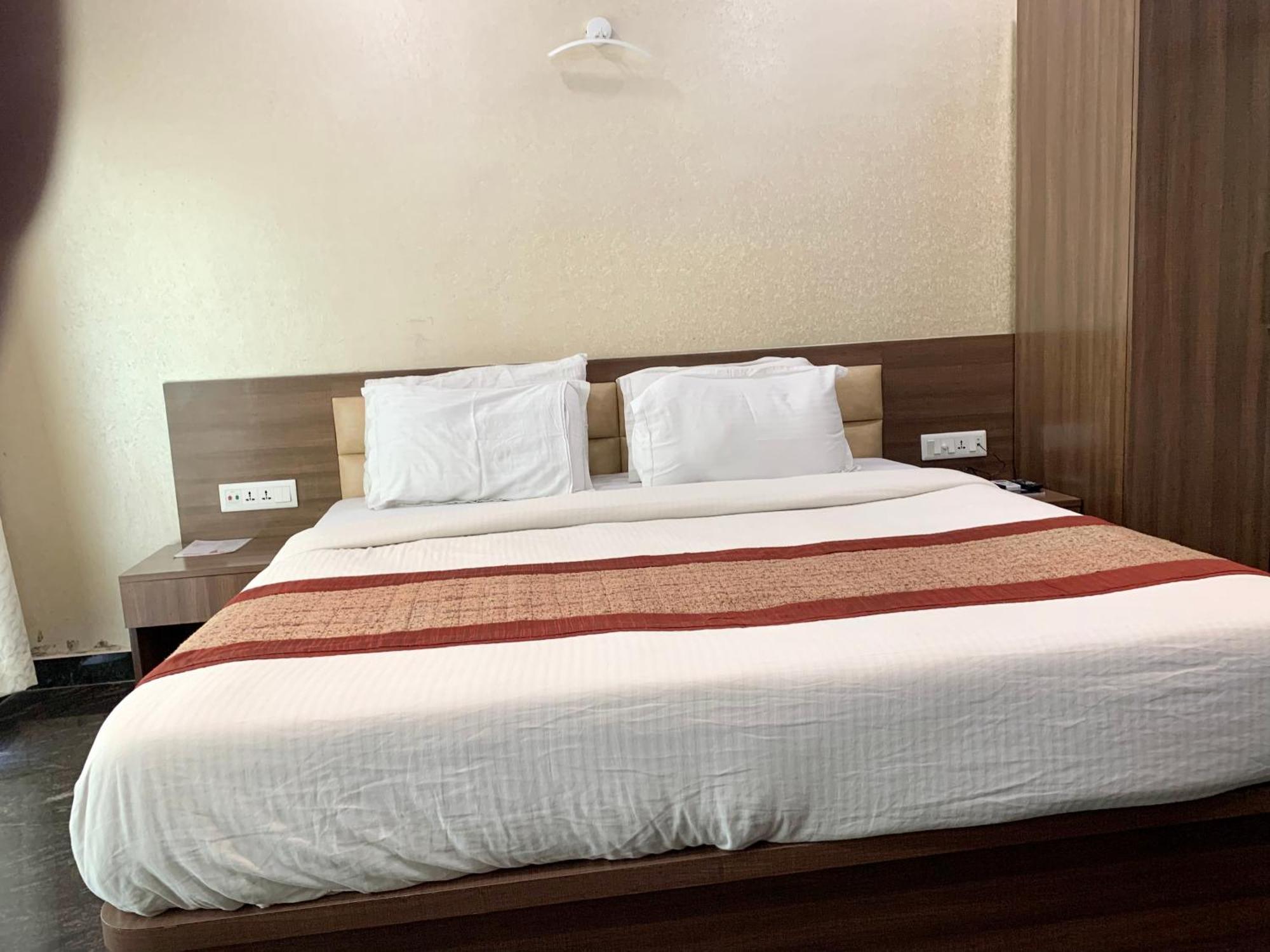 Hotel V-I Near Sea , Puri Private-Park -Gym-Spa Fully-Airconditioned-Hotel Lift-And-Parking-Facilities Breakfast-Included Exteriör bild